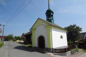 Nově udělaná fasáda a nátěr střechy (© Jaromír Schoffer, 011/2010)