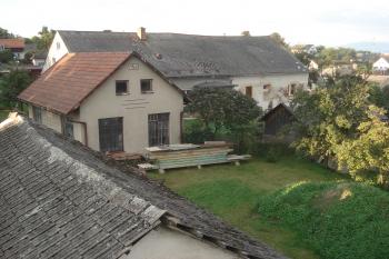 výhled z věže na dvůr tvrze (© Jaromír Schoffer, 06/2013)