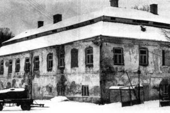 zámek od severozápadu na snímku z r. 1981 (© F. Musil, M. Plaček, J. Úlovec: Zaniklé hrady, zámky a tvrze Čech, Moravy a Slezska po roce 1945, Libri, Praha 2005)