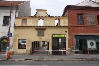 Vstupní fasáda od jihu ( © Ivan Grisa 06/2010)