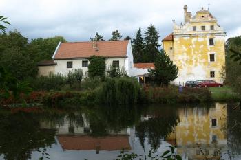 poloha bývalé tvrze vedle současného zámku ( © Milan Caha 09/2009)
