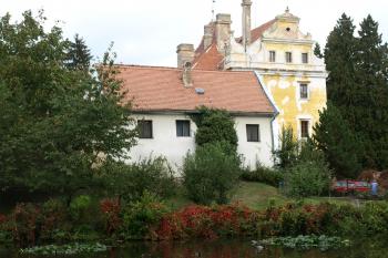 poloha bývalé tvrze vedle současného zámku ( © Milan Caha 09/2009)