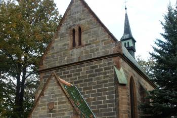 vstupní průčelí kaple ( © Milan Caha 09/2009)