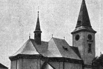 kostel od severovýchodu na počátku 20. století (© Antonín Podlaha: Posvátná místa království Českého; Díl 1. Vikariáty: Českobrodský, Černokostelecký, Mnichovický a Prosecký, Dědictví sv. Jana Nepomuckého, Praha 1907)