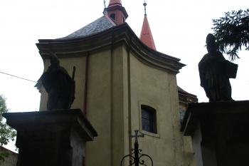 presbytář kostela od severovýchodu  ( © Milan Caha 10/2009)