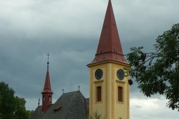 věž kostela přistavená kolem r. 1900 ( © Milan Caha 07/2007)