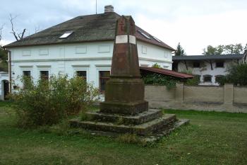 místo, kde stával farní kostel sv. Petra a Pavla ( © Milan Caha 10/2009)