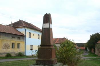památník na místě zbořeného kostela ( © Milan Caha 10/2009)