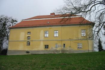 zadní průčelí (© D Dohňanský, 04/2015)