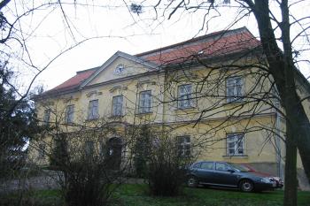 přední průčelí od jz. (© D Dohňanský, 04/2015)