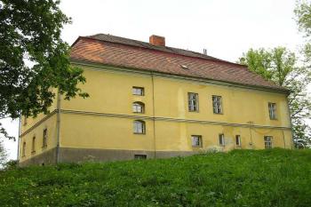 Zámek od zámeckého rabníka (© Jan P. Štěpánek 06/2006)