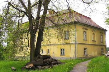 Pohled na zámek od východu (© Jan P. Štěpánek 06/2006)