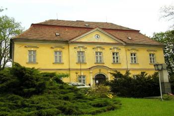 Celkový pohled na vstupní část zámku od severozápadu (© Jan P. Štěpánek 06/2006)