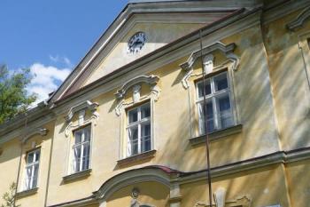 mělký tříosý vstupní rizalit zámku ( © Jan P. Štěpánek 05/2009)