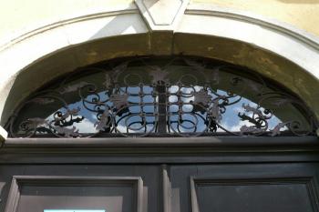 detail zdobené kované mříže v nadsvětlíku vstupního portálu zámku ( © Jan P. Štěpánek 05/2009)