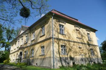 celkový pohled na zámek od západu ( © Jan P. Štěpánek 05/2009)