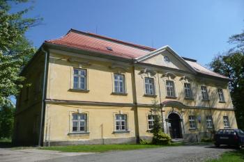 vstupní průčelí zámku ( © Jan P. Štěpánek 05/2009)