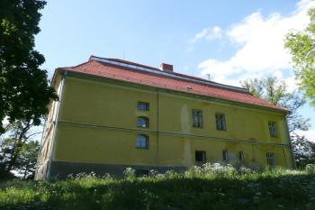 zadní průčelí zámku v Trnávce ( © Jan P. Štěpánek 05/2009)