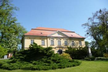 vstupní průčelí zámku od příjezdové cesty ( © Jan P. Štěpánek 05/2009)