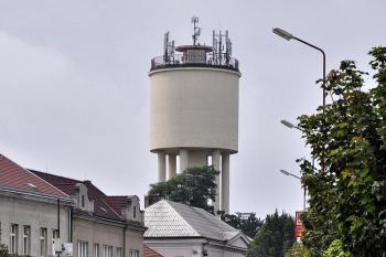 Městský vodojem od Masarykova náměstí. ( © Radovan Smokoň 9/2014)