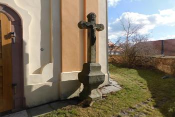 kříž z roku 1750 před hlavním vchodem (© Milan Caha  02/2022)