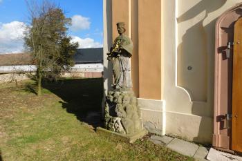 socha svatého Jana Nepomuckého  z roku 1713 před hlavním vchodem (© Milan Caha  02/2022)