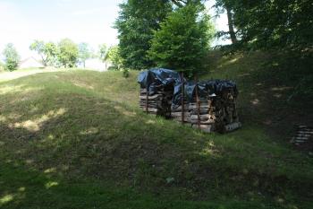 Pohled na val tvrziště (© Martin Kabeláč, 06/2009)