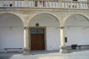 detail přízemních arkád (© D Dohňanský, 07/2015)