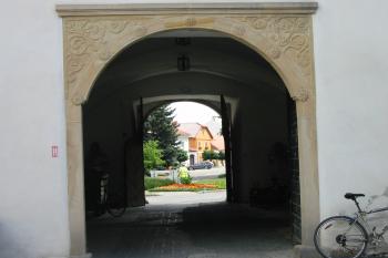 průchod do vnitřního nádvoří (© D Dohňanský, 07/2015)
