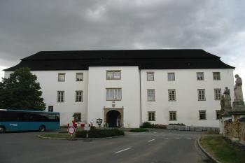 hlavní zám.průčelí na východě (© D Dohňanský, 07/2015)
