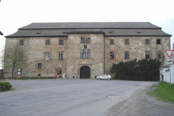 vstupní průčelí zámku (© de ardoise 05/2005)
