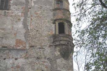 detail severní strany s arkýřem, patrné zbytky renesančních sgrafit (© de ardoise 05/2005)