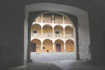 pohled do nádvoří vstupní průjezdem (© de ardoise  05/2005)