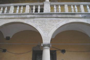 detail výzdoby arkád (© de ardoise 05/2005)