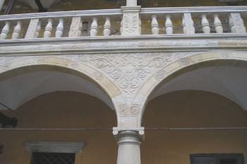 detail výzdoby arkád (© de ardoise  05/2005)
