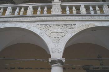 detail výzdoby arkád (© de ardoise  05/2005)