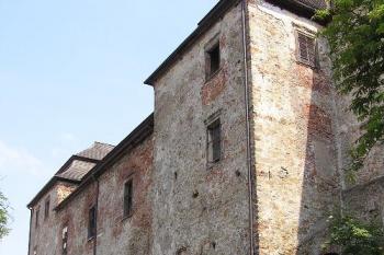 POhled od západu na severní frontu zámku (© Jan P. Štěpánek 06/2006)