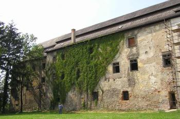 Část jižní fronty zámku (© Jan P. Štěpánek 06/2006)