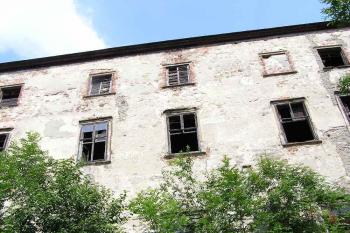 Detail části západní fasády zámku (© Jan P. Štěpánek 06/2006)