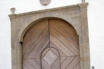 Nově opravený vstupní portál do zámku umístěný ve vstupním rizalitě východního křídla (© Jan P. Štěpánek 06/2006)