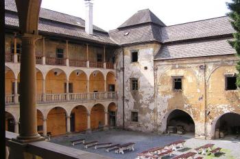 Severozápadní nároží vnitřního nádvoří zámku (© Jan P. Štěpánek 06/2006)