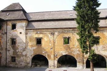 Nádvorní fasáda severního křídla (© Jan P. Štěpánek 06/2006)
