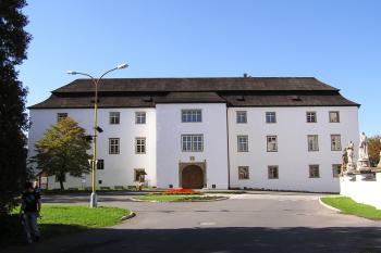 Vstupní průčelí zámku ( © Jan P. Štěpánek 10/2007)