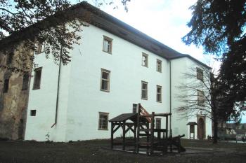 zrekonstruované vstupní křídlo zámku ( © Ondřej Štěpánek 04/2007)
