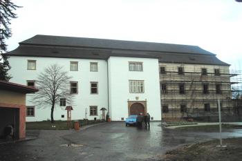 čelní pohled na vstupní průčelí ( © Ondřej Štěpánek 04/2007)