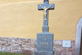pomník před kaplí (© Stanislav Drda 06/2022)