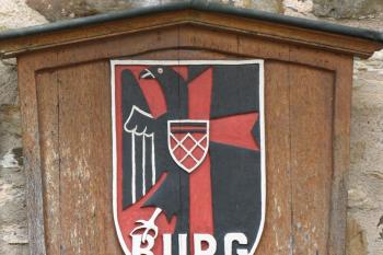 Hrad Hohenberg - cedule na vstupní bráně (© Martin Karas, 06/2010)