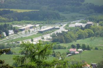 Rozhledna Kapellenberg - výhled na býv. hraniční přechod Vojtanov (© Martin Karas, 06/2010)