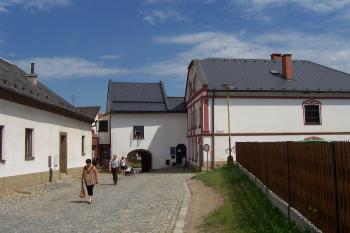 Severní brána - pohled z centra. Vpravo Pekařský dům. ( © Ivo Rozehnal 06/2016)