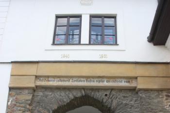 Vnější portál Vodní branky s datačním nápisem z roku 1540 ( © Ivan Grisa 06/2010)